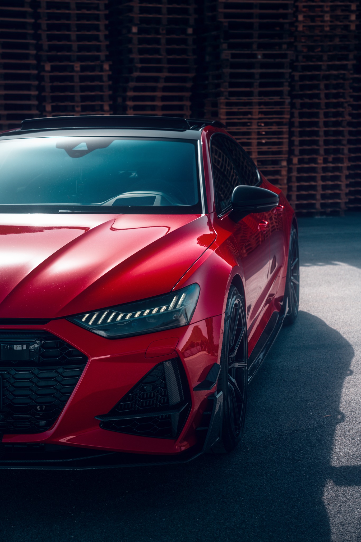 Predná časť červeného Audi RS7 po detailingu
